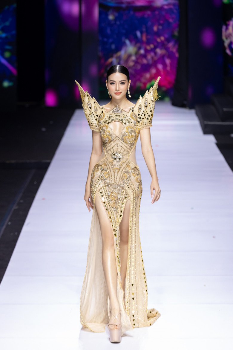 H'Hen Niê removed the usual friendly image, wearing a golden wedding dress, striding her way to show off her beauty on the catwalk - 6
