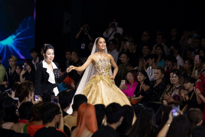 H'Hen Niê removed the usual friendly image, wearing a golden wedding dress, striding her way to show off her beauty on the catwalk - 4