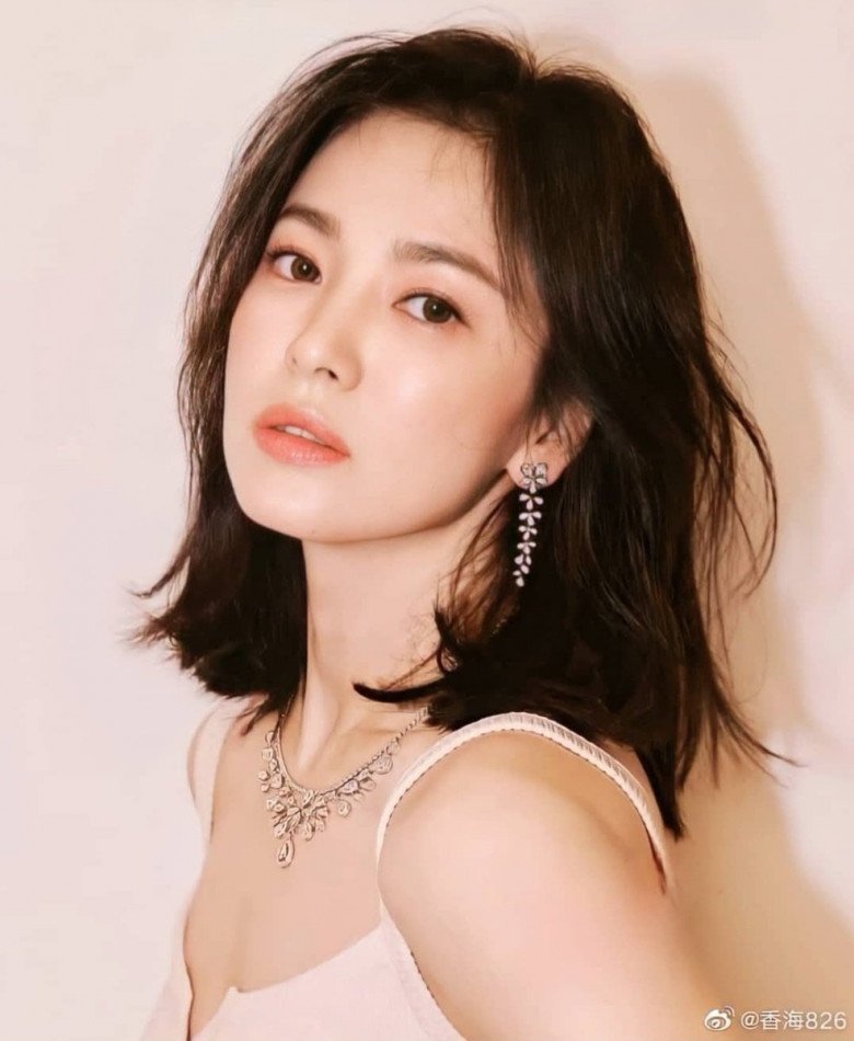 Nữ diễn viên nổi tiếng Song Hye Kyo luôn khiến chúng ta ngưỡng mộ với vẻ đẹp quyến rũ và thần thái mạnh mẽ. Xem hình ảnh của cô nàng để học hỏi những bí quyết làm đẹp của một thần tượng!