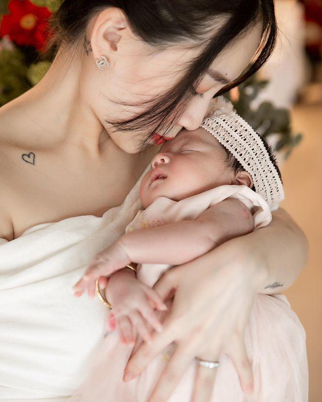 Showing off her 1 month old baby angel with white skin and high nose, Minh Plastic's daughter was told to give her a like - 1