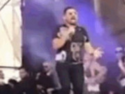 Clip Eva - Clip: Đang hát, nam ca sĩ bị lửa phun thẳng vào mặt