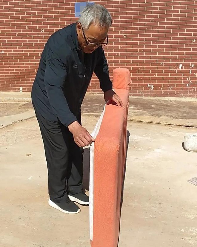 Picking up the old mattress from the landfill to use, the man was surprised when he checked inside - 1