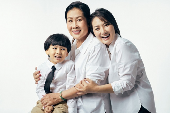  Ngọc Lan đưa mẹ ruột và con trai Louis đi chụp bộ ảnh kỷ niệm đơn giản mà ấm áp. Gia đình 3 thế hệ ai cũng ở nụ cười trên môi.