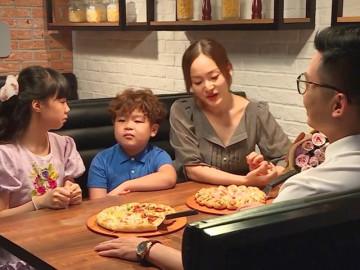 Thương Ngày Nắng Về lộ cảnh Khánh đưa con đi ăn pizza cùng soái ca mắt kính