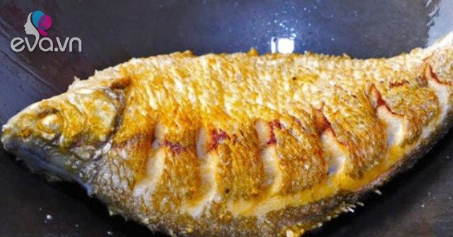 Fry the fish, remember to rub this on, the fried fish will be golden crispy no matter what, without breaking the skin on the pan