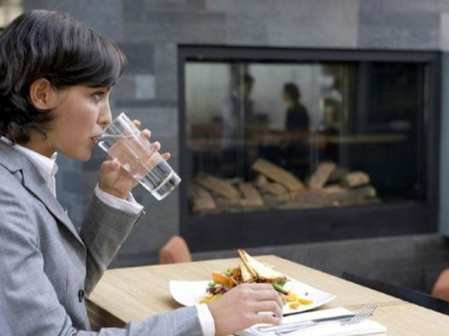 Uống đủ nước vừa khỏe thân, lại ngừa lão hóa nhưng 3 thời điểm này tránh uống nước lại tốt hơn