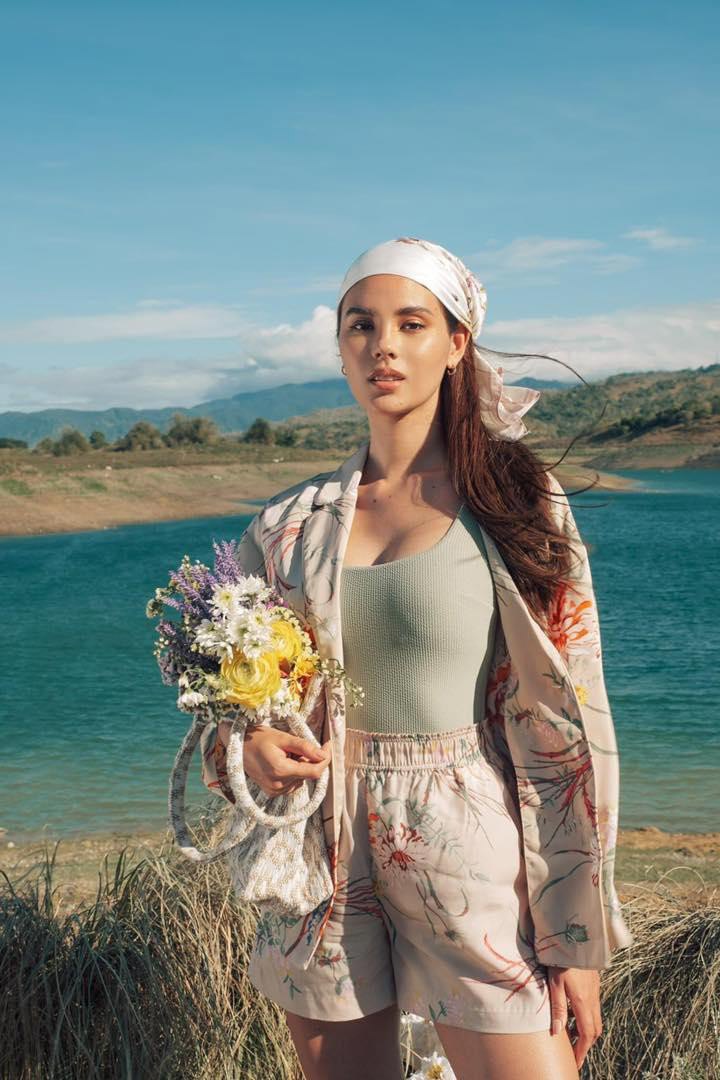 Not ashamed of the title of Miss Universe, Catriona Gray in a swimsuit for a picnic is still as beautiful as a magazine photo - 10