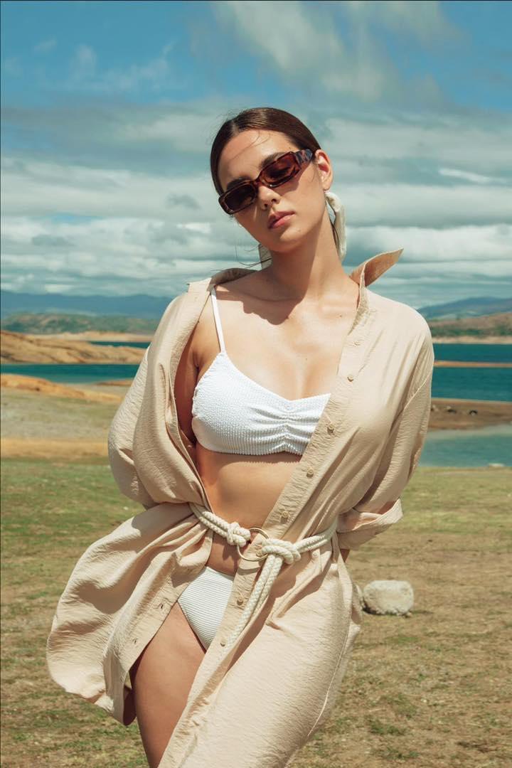 Not ashamed of the title of Miss Universe, Catriona Gray wearing a swimsuit for a picnic is still as beautiful as a magazine photo - 6