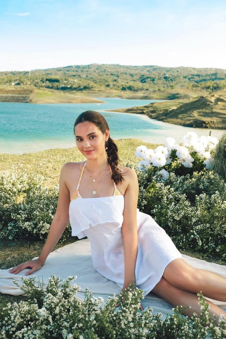 Not ashamed of the title of Miss Universe, Catriona Gray in a swimsuit for a picnic is still as beautiful as a magazine photo - 5