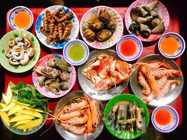 The snail shop is located in a small alley in Quy Nhon, difficult to find but the customers are still full of tables - 5