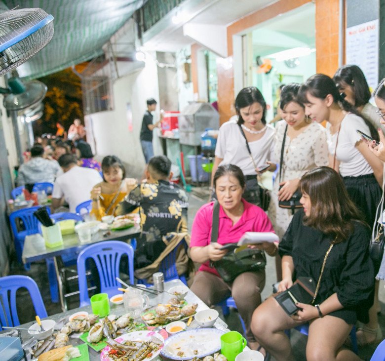 The snail shop is located in a small alley in Quy Nhon, hard to find but the customers are still full of tables - 1