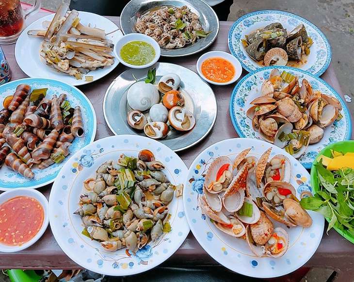 The snail shop is located in a small alley in Quy Nhon, difficult to find but the customers are still full of tables - 4