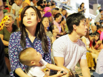 Toàn khỉ đốm của Bão Ngầm: Được vợ trẻ kém 16 tuổi thấu hiểu quá khứ đổ vỡ, thường thức đêm thay tã cho con