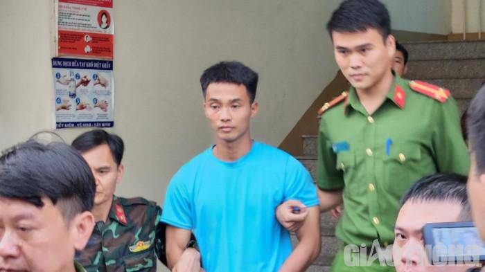 Triệu Quân Sự bị bắt giữ đang được di lý lên xe chở phạm