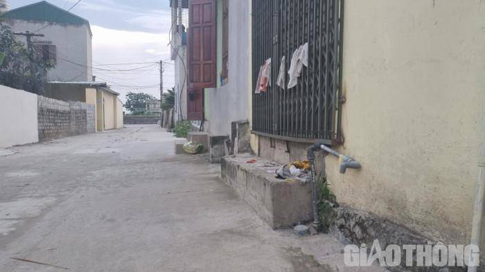 Vòi nước phía sau nhà chị Hà - nơi Sự xin rửa tay