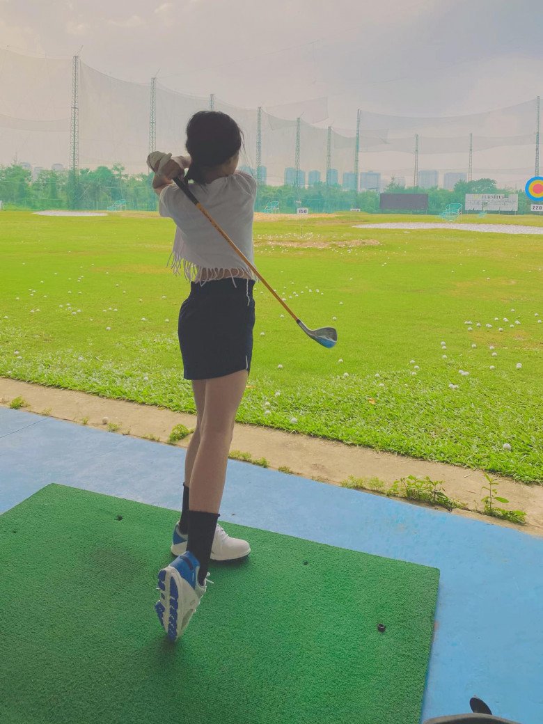 Cong Vinh teaches his daughter to play aristocratic sports, long-legged daughter has a beautiful figure like Thuy Tien - 6