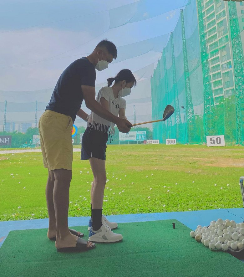 Cong Vinh teaches his daughter to play aristocratic sports, the long-legged daughter looks like Thuy Tien - 1