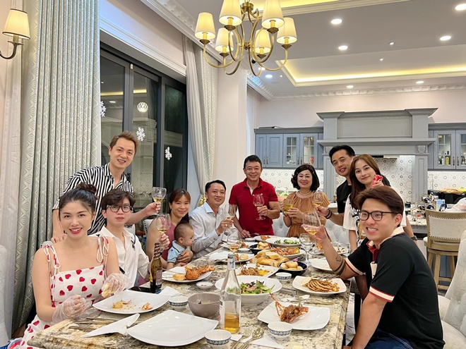 Duong Khac Linh and his young wife went to Dang Khoi's house for dinner, looking at the delicious food like a restaurant, everyone exclaimed amp;#34;excellentamp;#34;  - 11