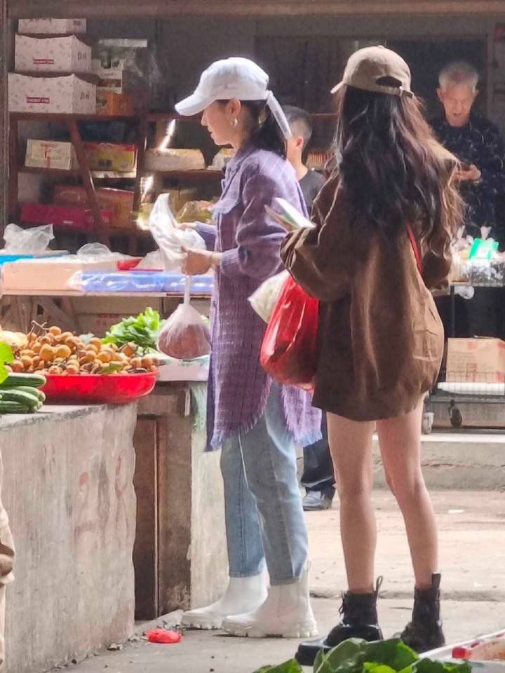 Duong Mich goes to the market, but it's like striding the catwalk, showing off her slim legs - 3