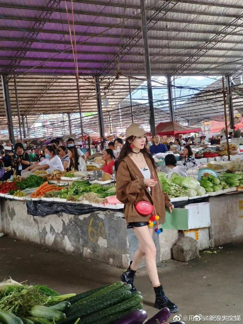 Duong Mich goes to the market but it's like striding the catwalk, showing off her slim legs - 4