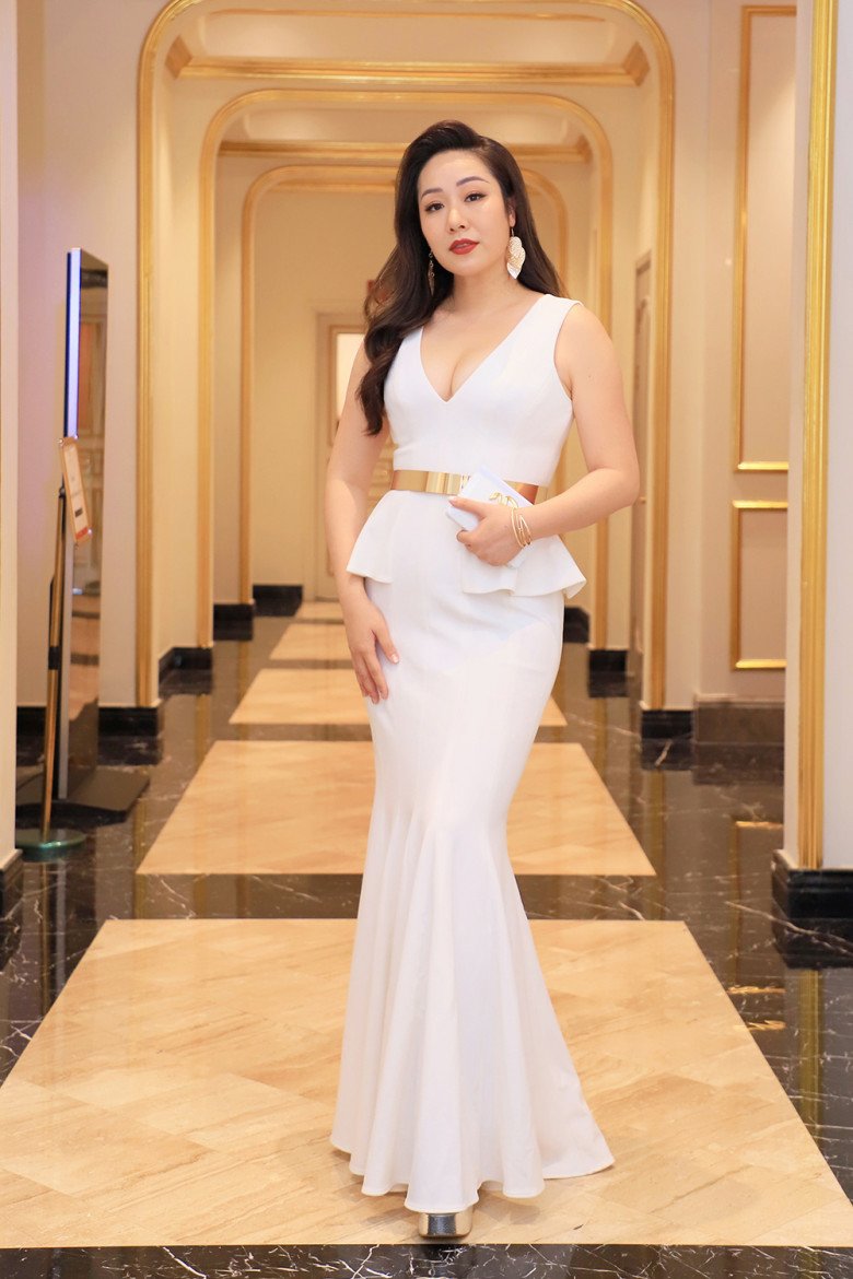 The most precious Miss Vietnam reappears, wearing a high-class gold-plated waist skirt - 4