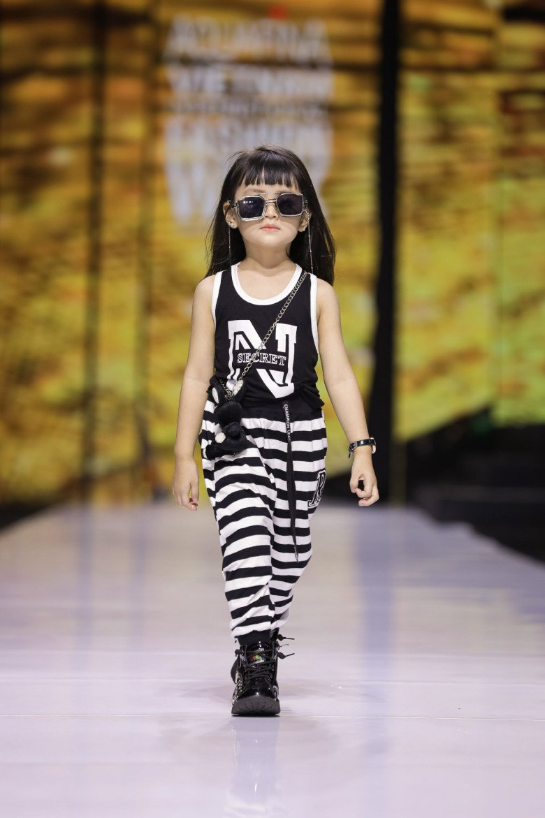 Wearing a dress of more than 20kg, a 14-year-old child beauty queen and a young model show off her legs, skillful catwalk - 4