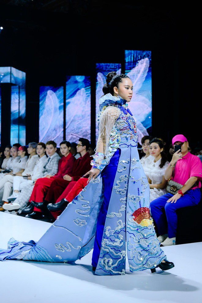 Wearing a dress of more than 20kg, a 14-year-old child beauty and a young model show off her legs, skillful catwalk - 3