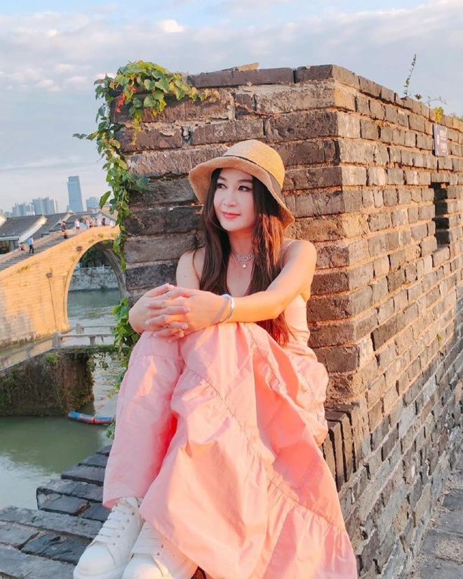 Ôn Bích Hà rất thích phong cách thiếu nữ với váy áo diêm dúa.