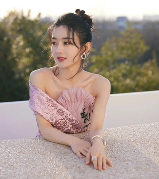 Triệu Lệ Dĩnh vừa trở thành nữ hoàng phim truyền hình vì lượt người xem phim của cô là 200 tỷ.