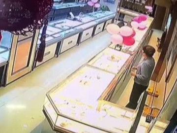  Clip: Lợn rừng lao vào cửa hàng trang sức truy đuổi nữ nhân viên 