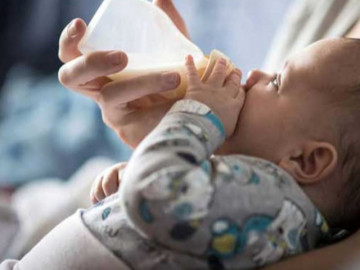 Vừa uống xong bình sữa bé trai 9 tháng tím tái, ngừng thở: Nguyên nhân thường gặp nhưng nhiều mẹ chủ quan