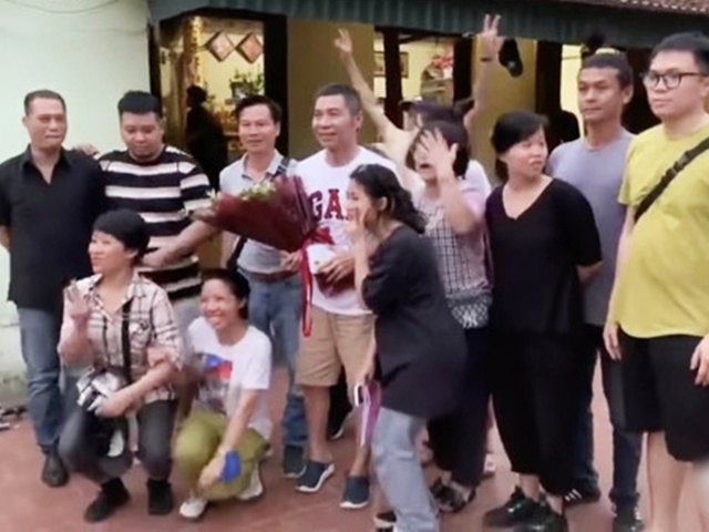 Lộ ảnh NSND Công Lý cần người dìu bước đi trên phim trường, có vai trò đặc biệt này với Lã Thanh Huyền