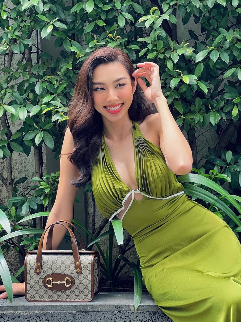Bắt bài chiêu khoe dáng nuột của Hoa hậu Thuỳ Tiên: Mê diện kiểu váy 10 người mặc 8 người xấu - 4