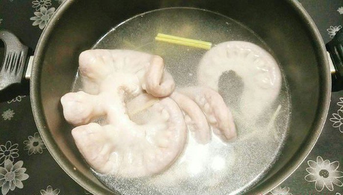 Boil the pig's intestines with this extra water, make sure the white, crispy and delicious, the whole family amp;#34;empty the plateamp;#34;  - 4