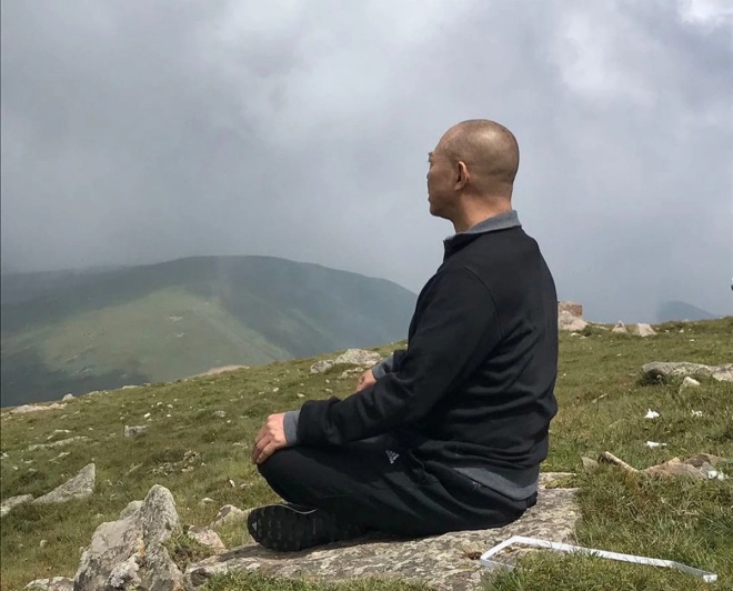 Ông nhiều lần bị bắt gặp ngồi thiền.