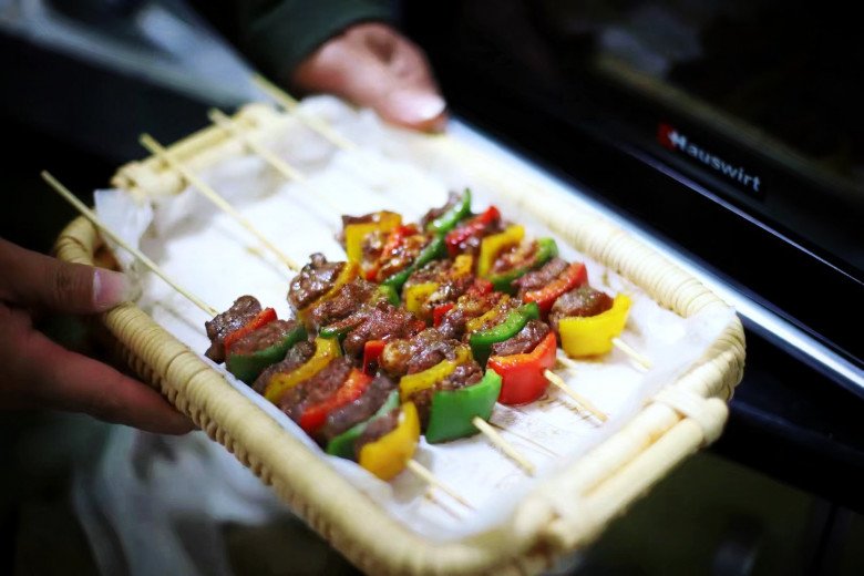 Bored with fried beef, grilled meat on skewers is soft and sweet, 10 skewers all 10-11
