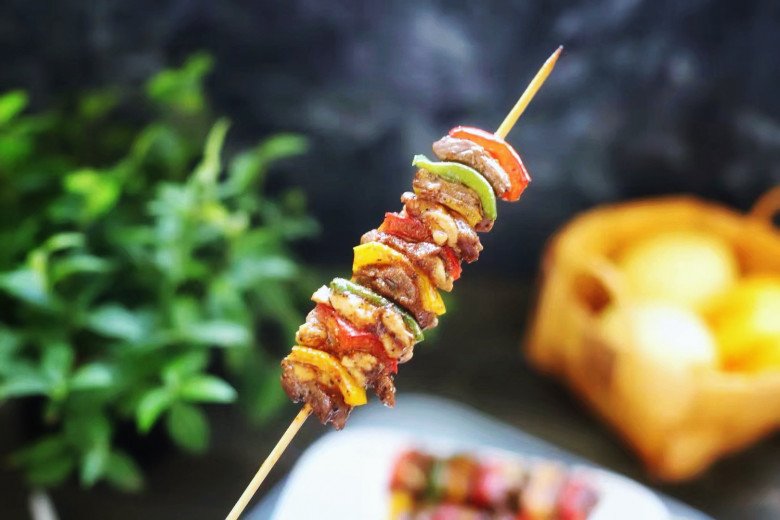 Bored with stir-fried beef, grilled meat on skewers is soft and sweet, 10 skewers all 10-12