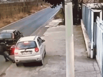  Clip: Côn đồ táo tợn cướp ô tô của người phụ nữ ngay giữa ban ngày 