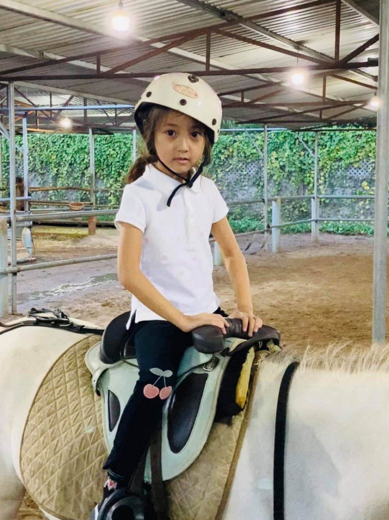 Playing aristocratic sports, the 7-year-old daughter of Miss Ha Kieu Anh has an impressive height and charisma like a child model - 9
