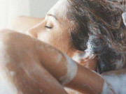 Sức khỏe - Tắm xong gội đầu dễ bị đột tử? Gội đầu vào buổi sáng hay buổi tối, cái nào hại hơn?