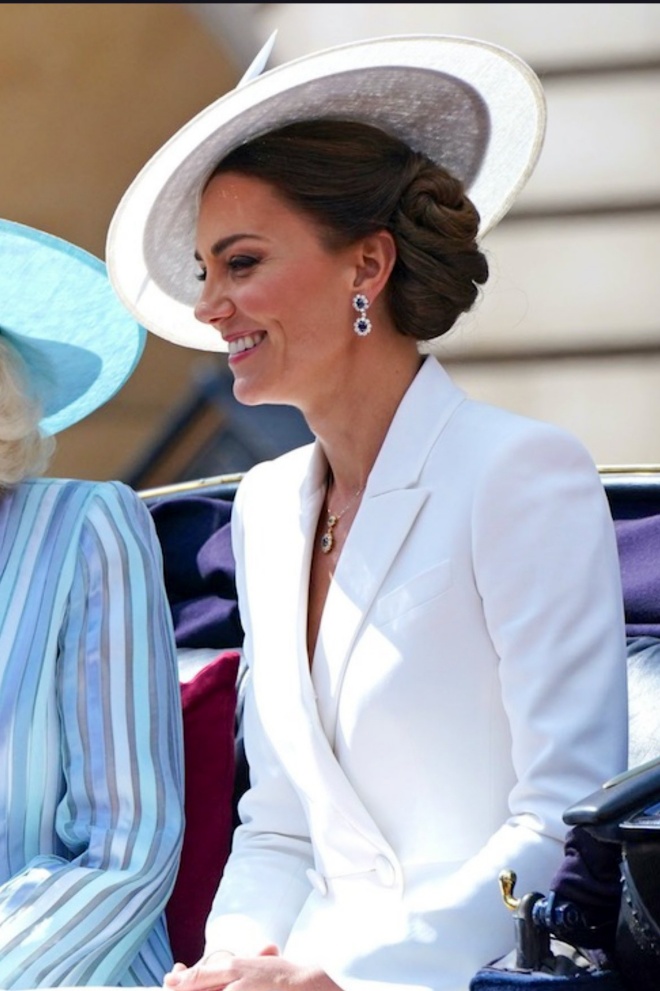Meghan appeared at the Platinum ceremony, but Princess Kate was a hot figure - 8