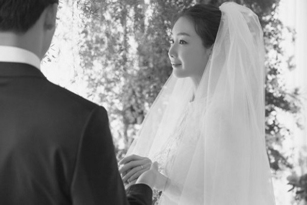 Sao Hàn U45 lấy chồng: Người bị ông xã khóc đòi ly hôn, người cưới 4 năm vẫn giấu mặt chồng - 3