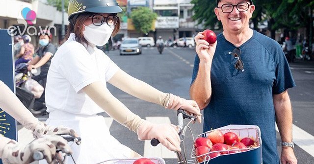 From Ben Thanh market to Nguyen Hue pedestrian street filled with the red color of fresh, energetic Dazzle™ apples from New Zealand