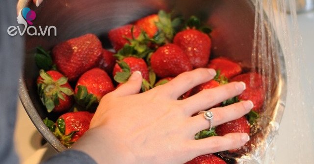 Washing strawberries with only water is like eating insect eggs, adding 2 new ingredients is completely clean