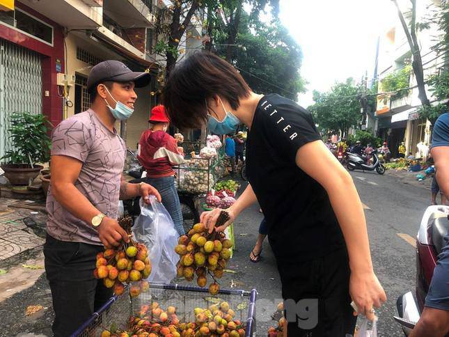 Summer fruits: Durian price drops, early season litchi is surprisingly cheap - 1