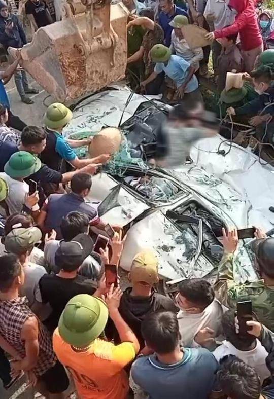 Tragic accident of a truck overturned on a car, killing 3 people - 3