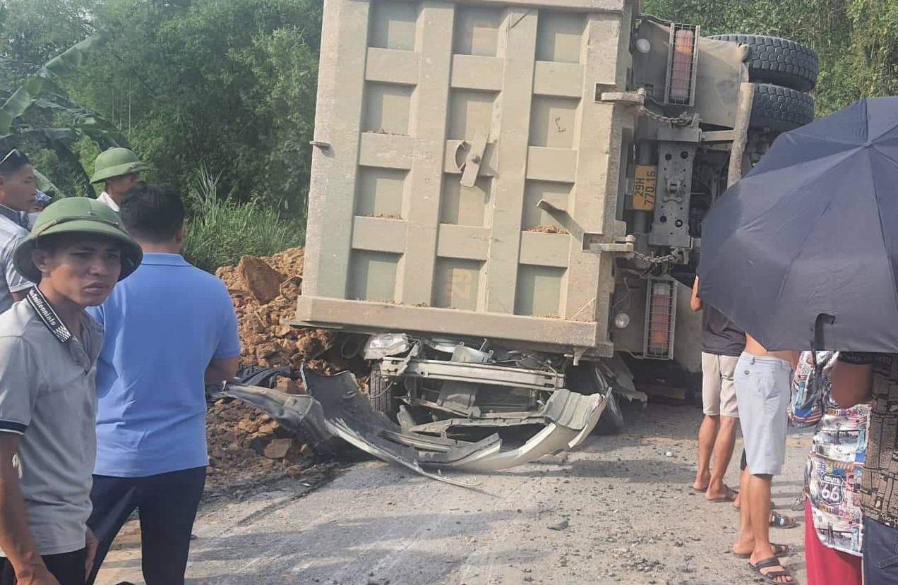 Tragic accident of a truck overturned on a car, killing 3 people - 1