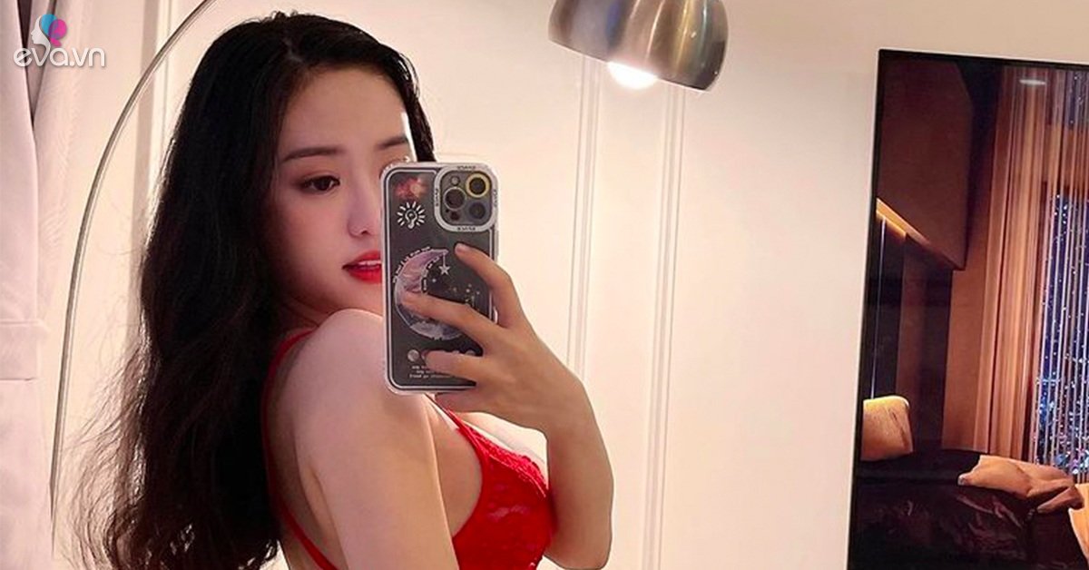 Thuy Vi is increasing in beauty, wearing a thin skirt showing off her white skin like a grapefruit