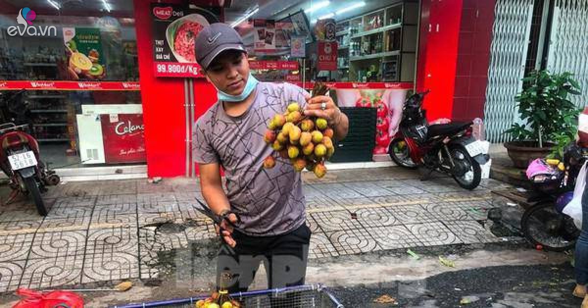 Summer fruits: Durian prices drop, early season lychees are surprisingly cheap
