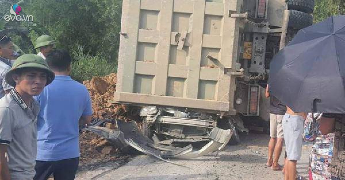 Tragic accident of a truck overturned on a car, killing 3 people